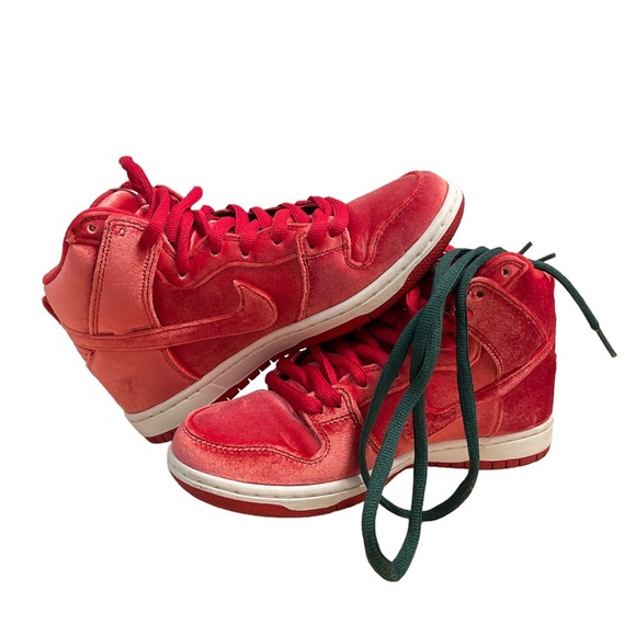 Nike SB Dunk High Premium 'Red Velvet' - Picture 5 of 7